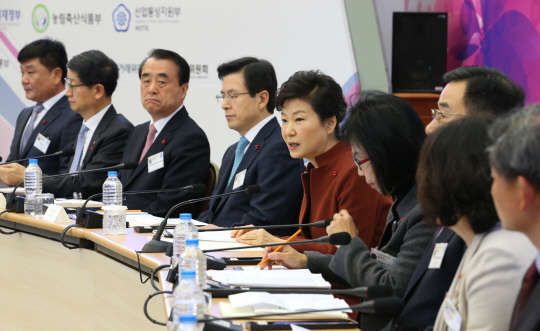 박근혜 대통령이 14일 오전 정부 세종컨벤션센터에서 열린 2016년 경제관련 정부업무보고에서 모두발언하고 있다